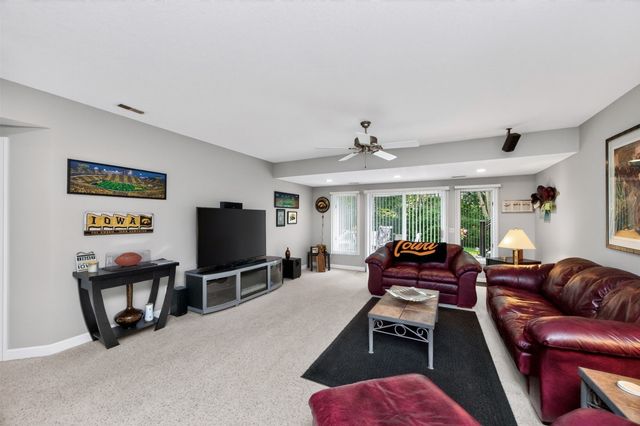 9812 Brookview Drive, Urbandale, IA 50322