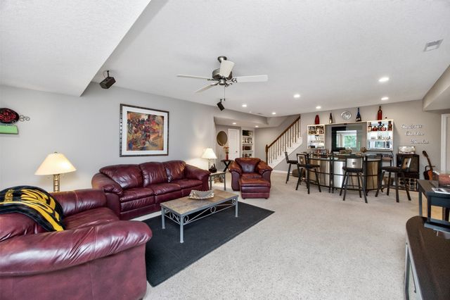 9812 Brookview Drive, Urbandale, IA 50322