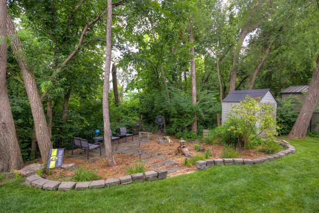 9812 Brookview Drive, Urbandale, IA 50322