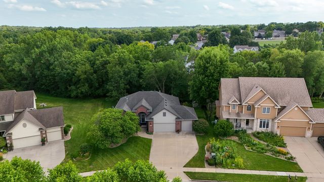 9812 Brookview Drive, Urbandale, IA 50322