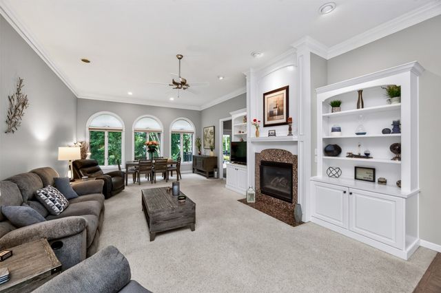 9812 Brookview Drive, Urbandale, IA 50322