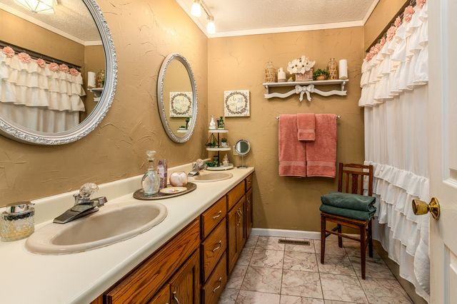 1402 Matthew Lane, Marion, IL 62959