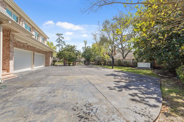 223 Heritage Oaks Lane, Houston, TX 77024