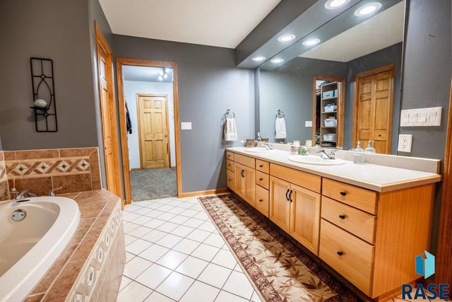 2817 Dailey Dr Drive, Mitchell, SD 57301