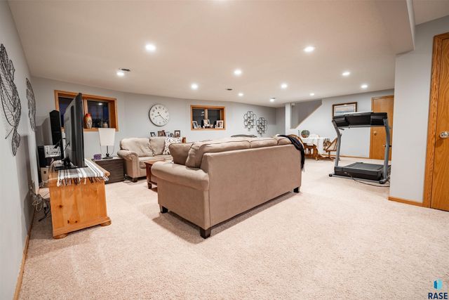 2817 Dailey Dr Drive, Mitchell, SD 57301