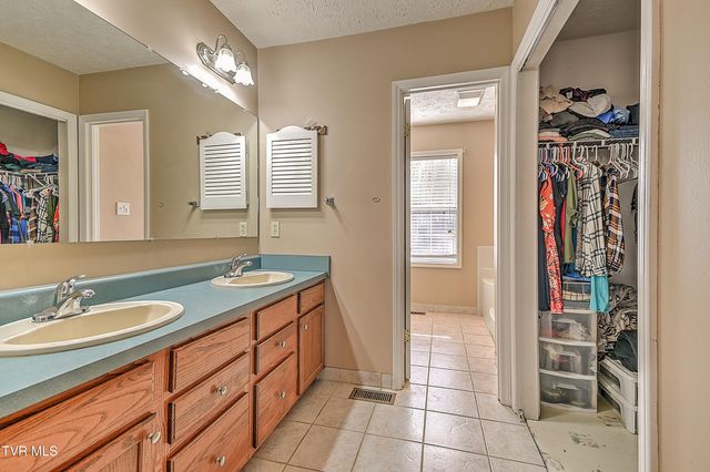 193 West Harmony Acres Drive, Jonesborough, TN 37659