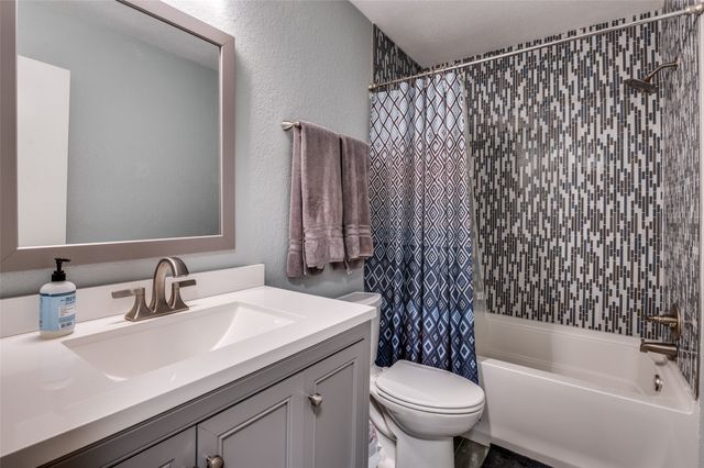 215 Cain Drive, Cedar Hill, TX 75104