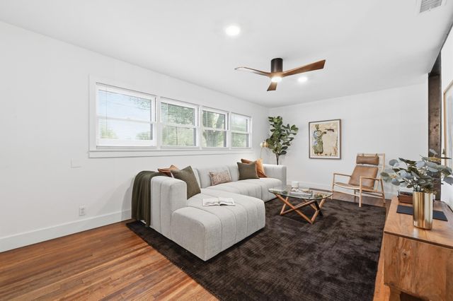 820 Bois D'Arc ST, Lockhart, TX 78644