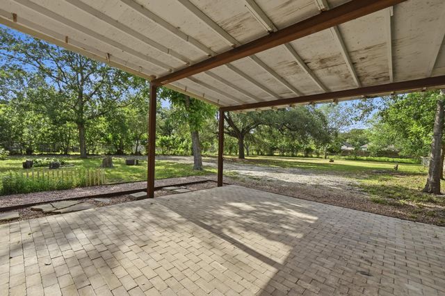820 Bois D'Arc ST, Lockhart, TX 78644