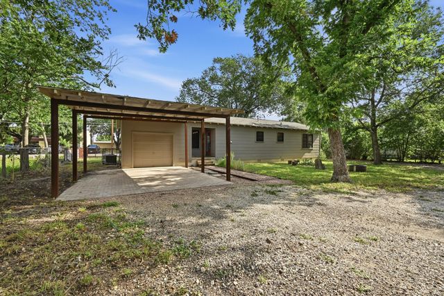 820 Bois D'Arc ST, Lockhart, TX 78644