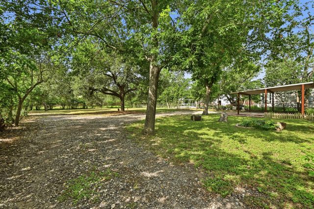 820 Bois D'Arc ST, Lockhart, TX 78644