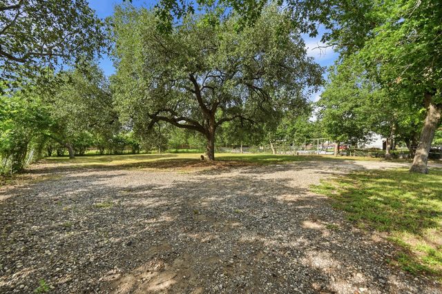 820 Bois D'Arc ST, Lockhart, TX 78644