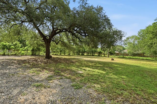 820 Bois D'Arc ST, Lockhart, TX 78644