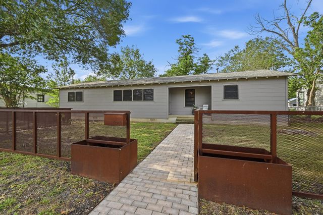 820 Bois D'Arc ST, Lockhart, TX 78644