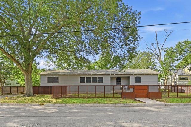 820 Bois D'Arc ST, Lockhart, TX 78644