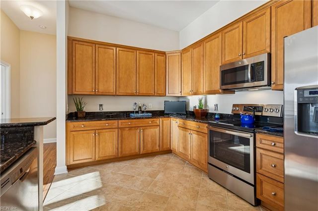 670 Town Center Dr Unit 405, Newport News, VA 23606