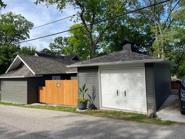 4909 Wildwood Drive, Mchenry, IL 60051