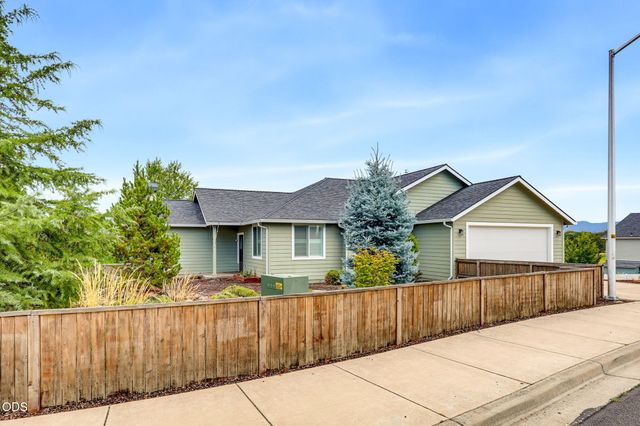 417 Echo Way, Eagle Point, OR 97524