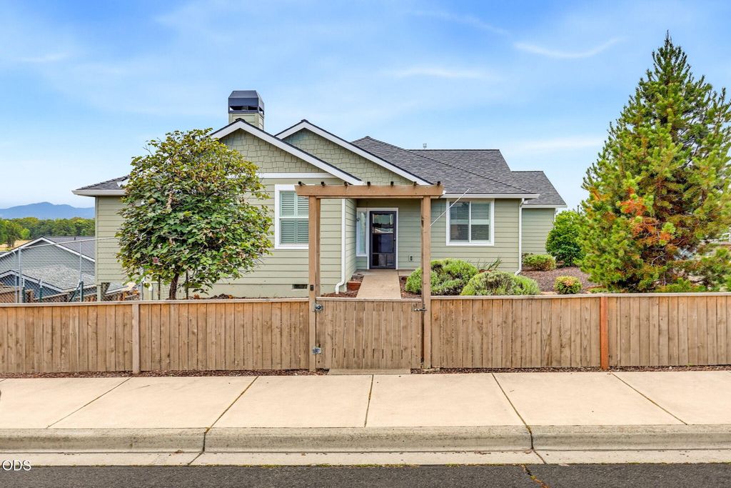 417 Echo Way, Eagle Point, OR 97524