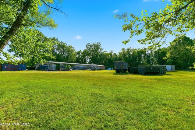 26 Megill Road, Farmingdale, NJ 07727