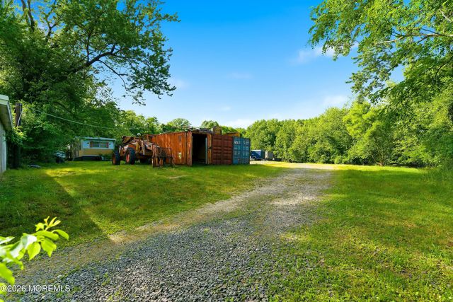 26 Megill Road, Farmingdale, NJ 07727