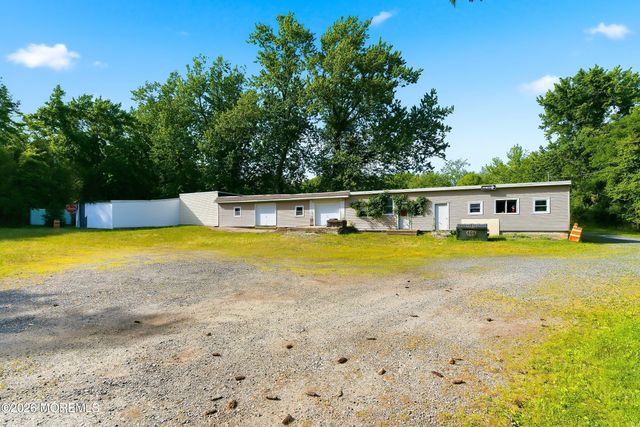 26 Megill Road, Farmingdale, NJ 07727