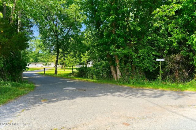 26 Megill Road, Farmingdale, NJ 07727