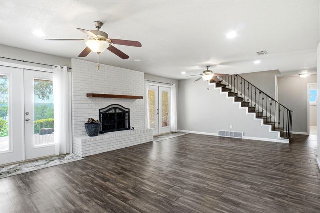 5920 Diamond Oaks Drive S, Haltom City, TX 76117