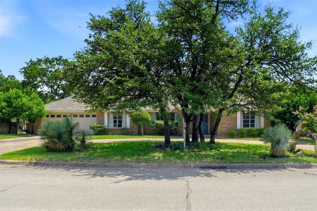 5920 Diamond Oaks Drive S, Haltom City, TX 76117