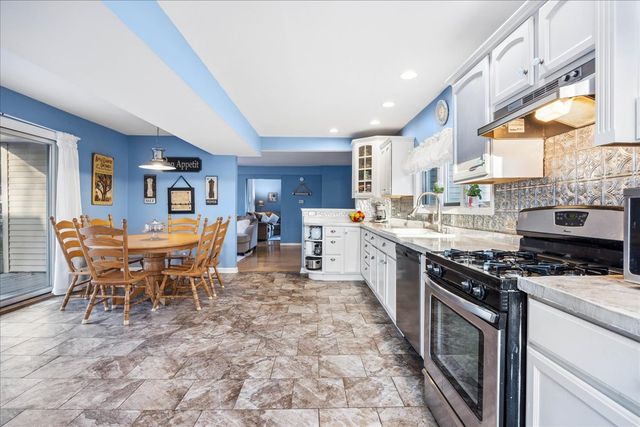 121 S Walkup Avenue, Crystal Lake, IL 60014