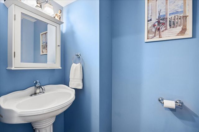 121 S Walkup Avenue, Crystal Lake, IL 60014