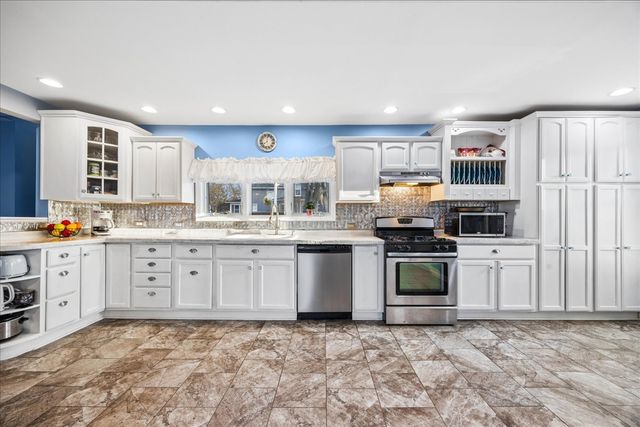 121 S Walkup Avenue, Crystal Lake, IL 60014