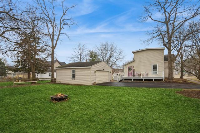 121 S Walkup Avenue, Crystal Lake, IL 60014