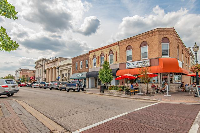 121 S Walkup Avenue, Crystal Lake, IL 60014