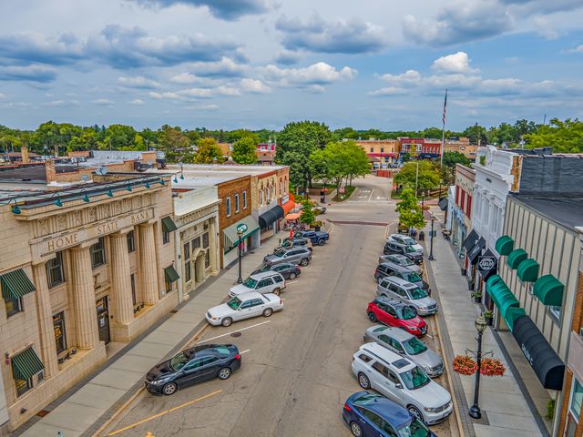 121 S Walkup Avenue, Crystal Lake, IL 60014