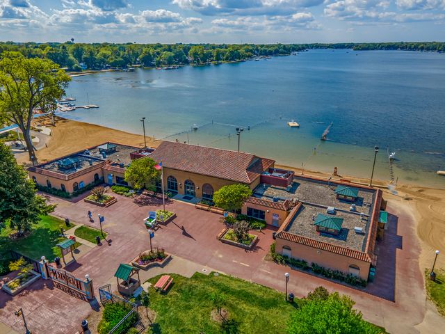 121 S Walkup Avenue, Crystal Lake, IL 60014