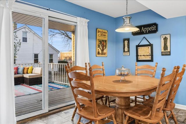 121 S Walkup Avenue, Crystal Lake, IL 60014