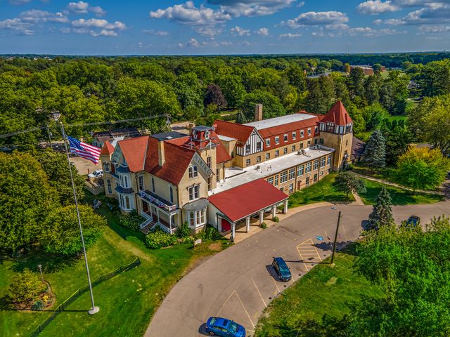 121 S Walkup Avenue, Crystal Lake, IL 60014