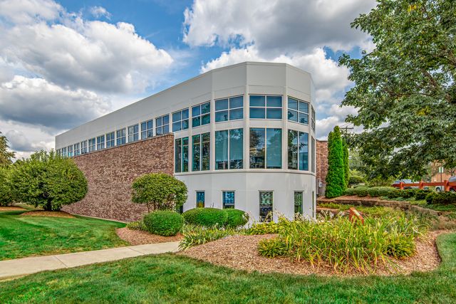 121 S Walkup Avenue, Crystal Lake, IL 60014