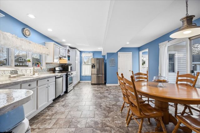 121 S Walkup Avenue, Crystal Lake, IL 60014