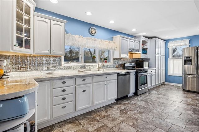 121 S Walkup Avenue, Crystal Lake, IL 60014