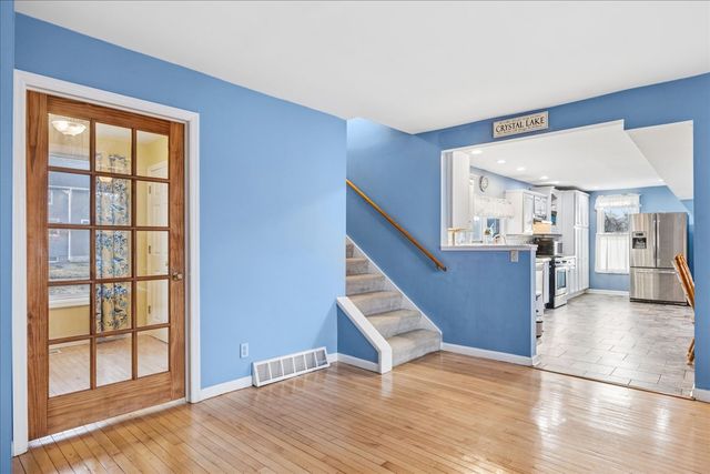 121 S Walkup Avenue, Crystal Lake, IL 60014