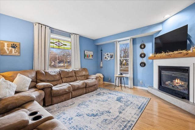 121 S Walkup Avenue, Crystal Lake, IL 60014