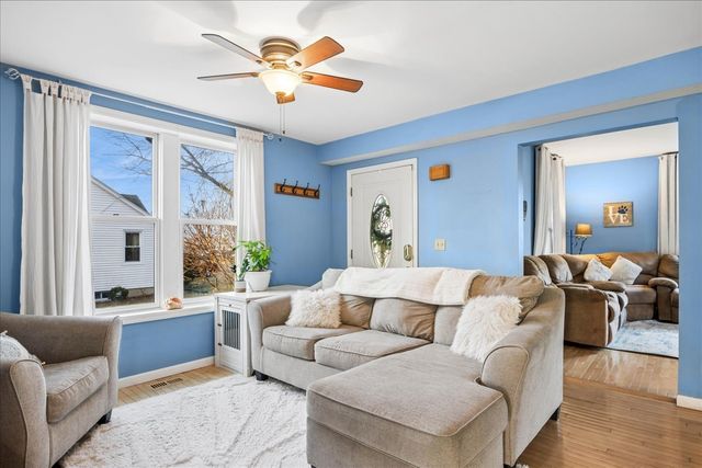 121 S Walkup Avenue, Crystal Lake, IL 60014