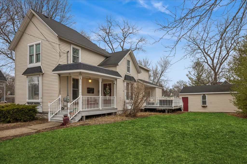 121 S Walkup Avenue, Crystal Lake, IL 60014