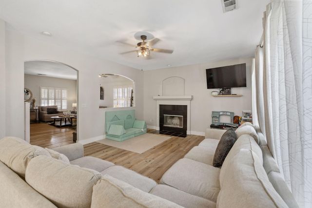 514 W Ashland Court, Visalia, CA 93277