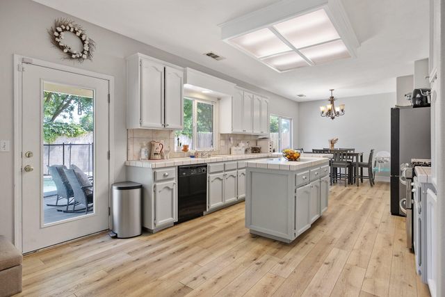 514 W Ashland Court, Visalia, CA 93277