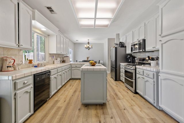 514 W Ashland Court, Visalia, CA 93277