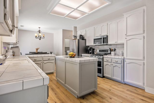 514 W Ashland Court, Visalia, CA 93277