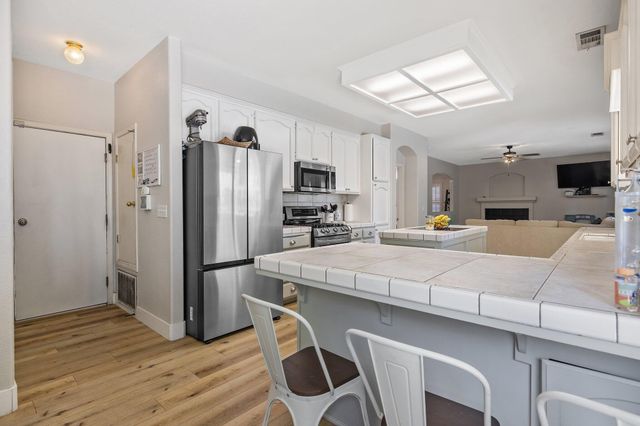 514 W Ashland Court, Visalia, CA 93277